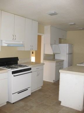 1025 Jefferson Ave - Photo 2 of 11