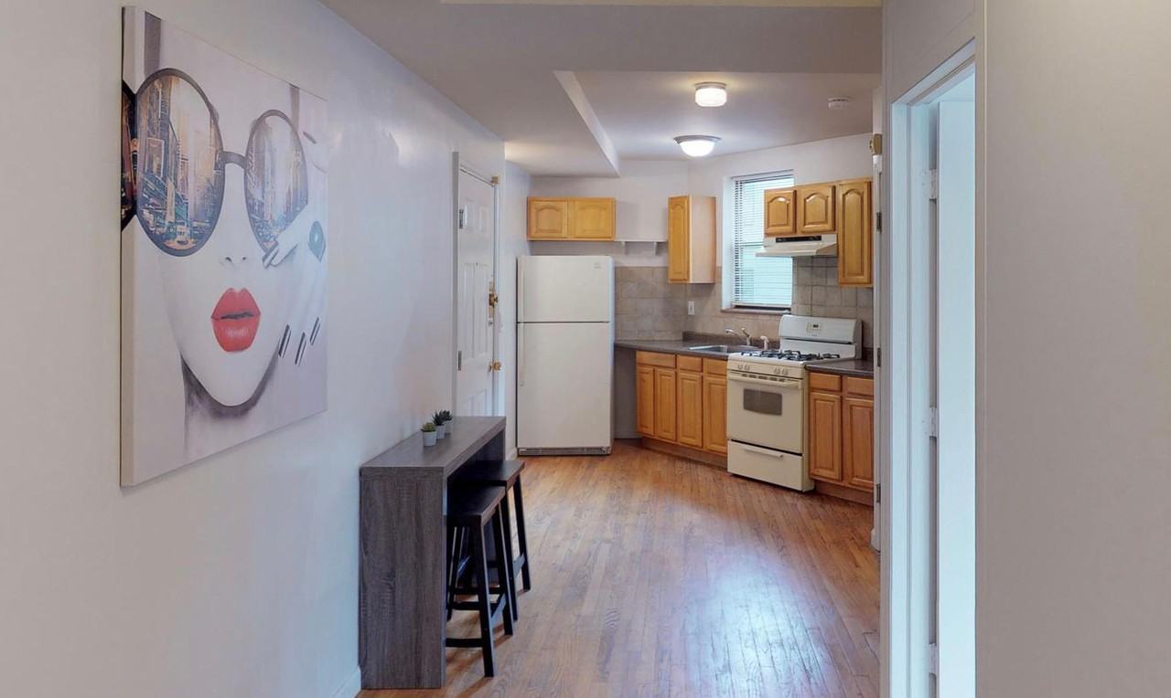 Bright Williamsburg apartment minutes from the L Train - Photo 2 of 9