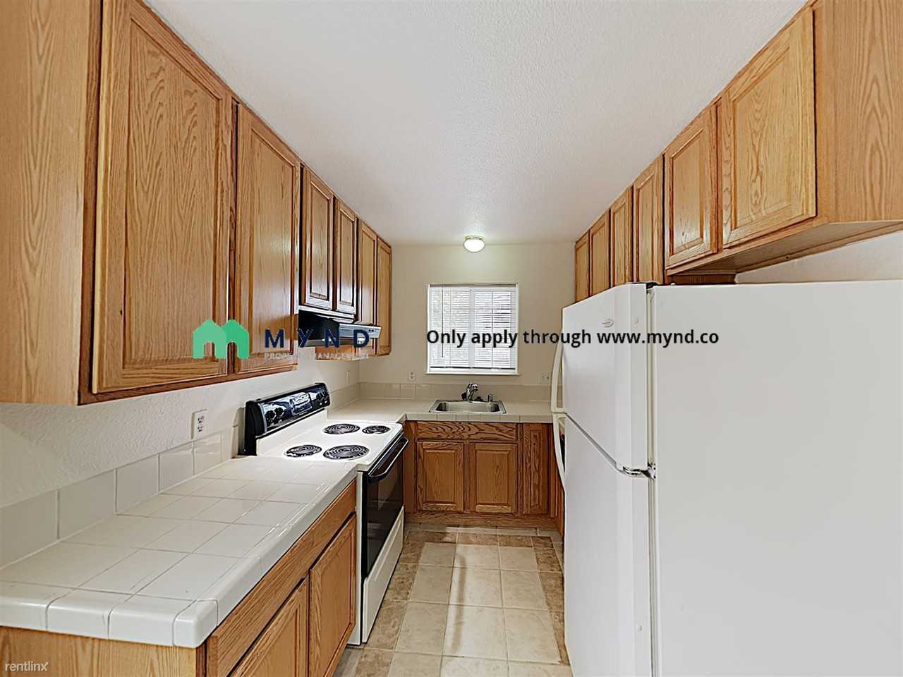 928 Ravenscourt Ave #4 - Photo 2 of 12