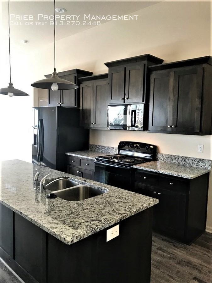 459 W Apache St - Photo 3 of 24