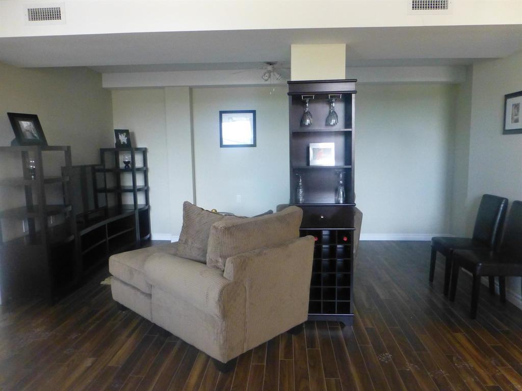 TVM 185 HUNTER STREET EAST - Photo 2 of 11