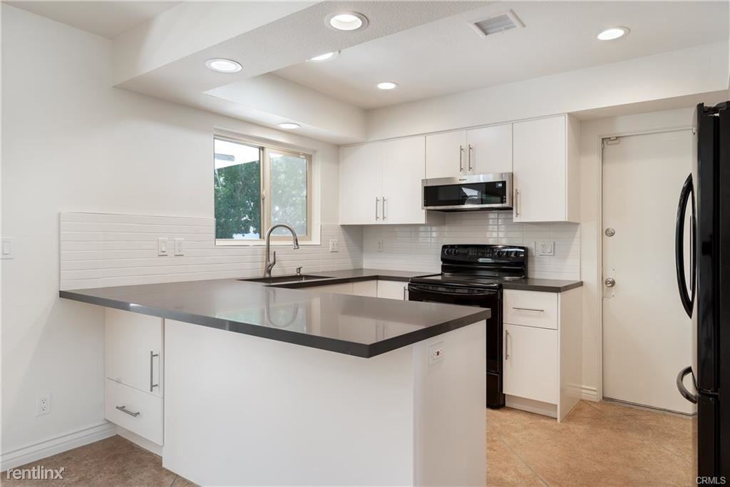 695 E Chia Rd - Photo 3 of 12