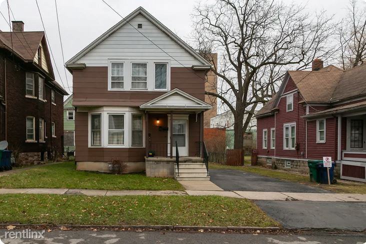 719 8th St. Upstairs - Photo 2 of 6