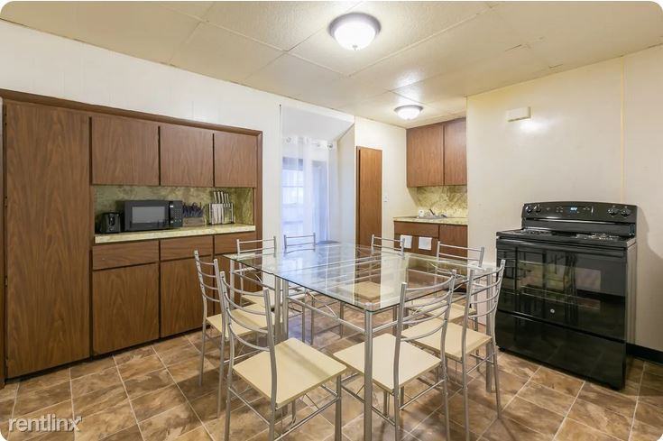 719 8th St. Upstairs - Photo 3 of 6