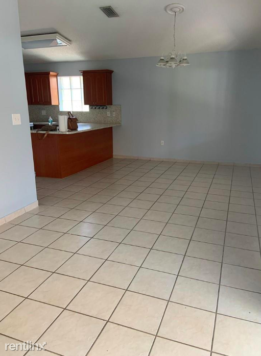 12352 Nw 98th Ave - Photo 2 of 10