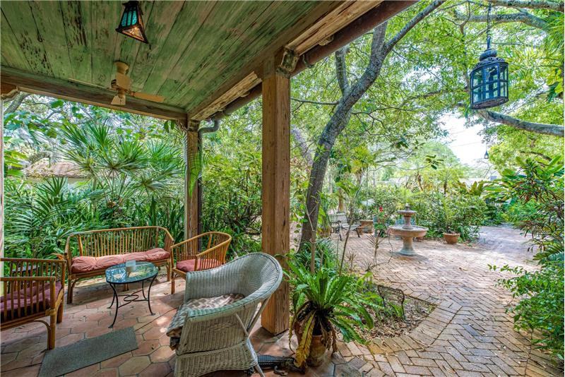 825 Alamanda St - Photo 2 of 24