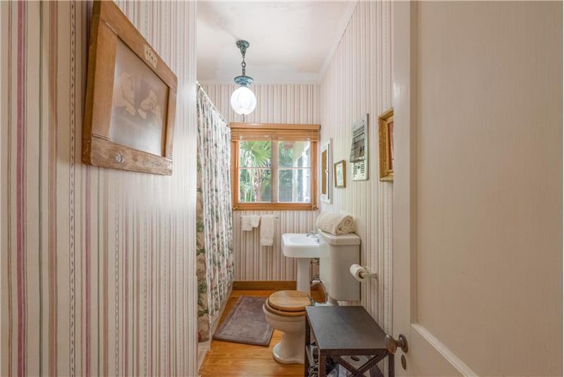 825 Alamanda St - Photo 3 of 24