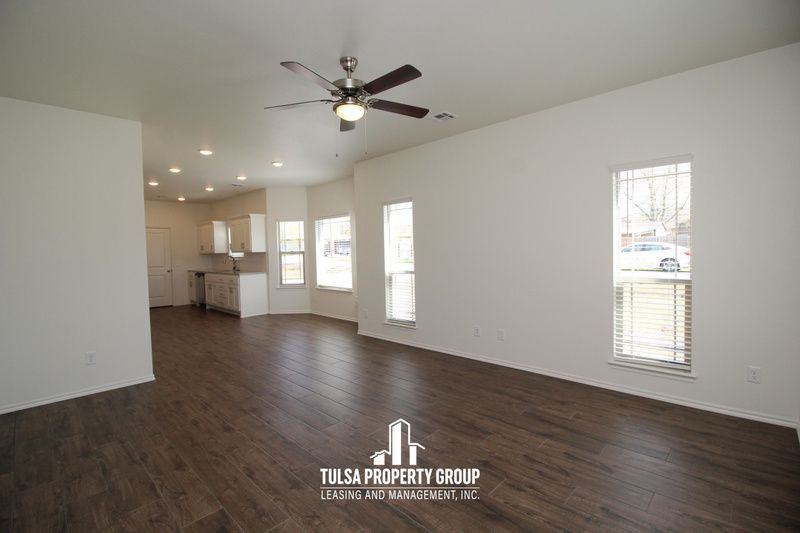 321 E Redwood St - Photo 2 of 18