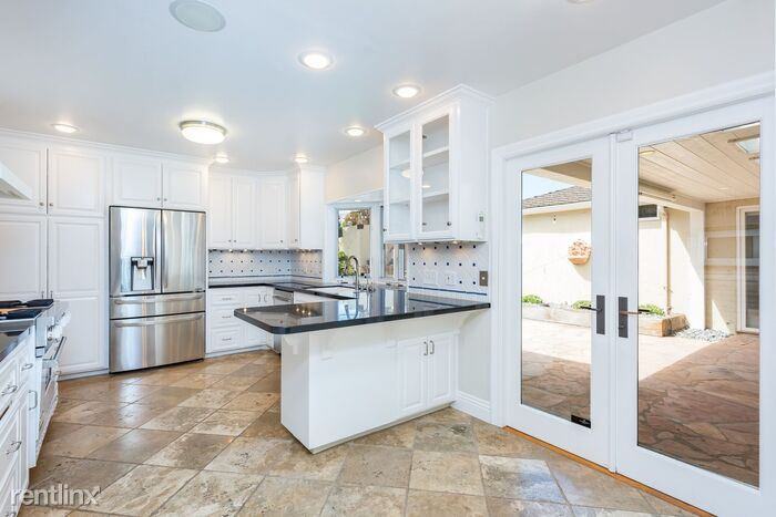 386 Mesa Way - Photo 2 of 24