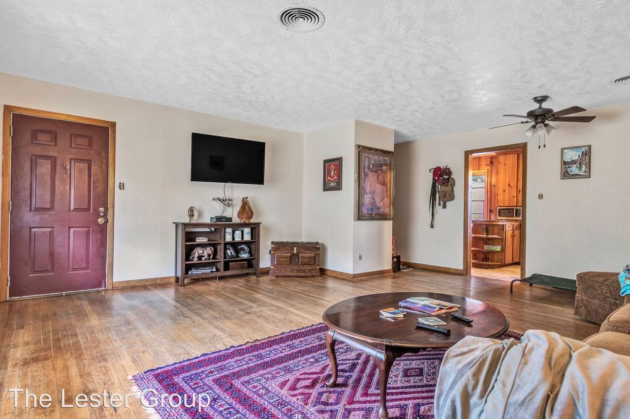 407 Walton Dr - Photo 2 of 12