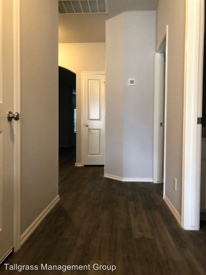 2427 E 7th St S - Photo 2 of 31