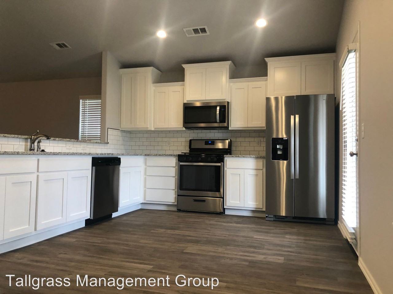 2427 E 7th St S - Photo 3 of 31