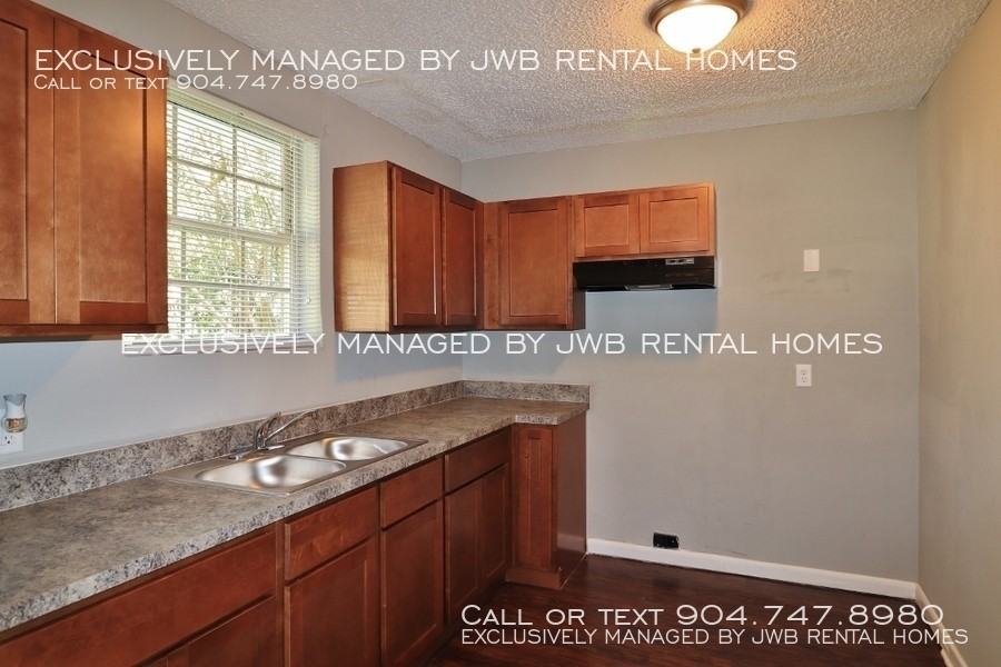 8223 Hewitt St - Photo 3 of 10