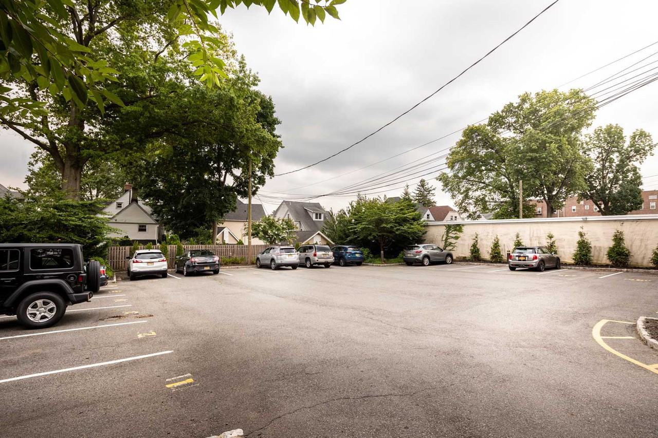 Montclair Gardens - Photo 7 of 40