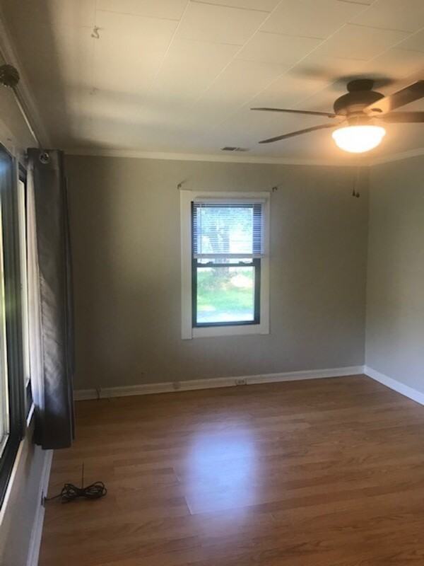 855 Sunderland Rd Sw - Photo 2 of 13