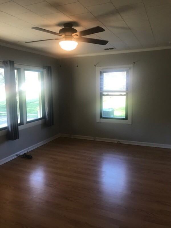 855 Sunderland Rd Sw - Photo 3 of 13