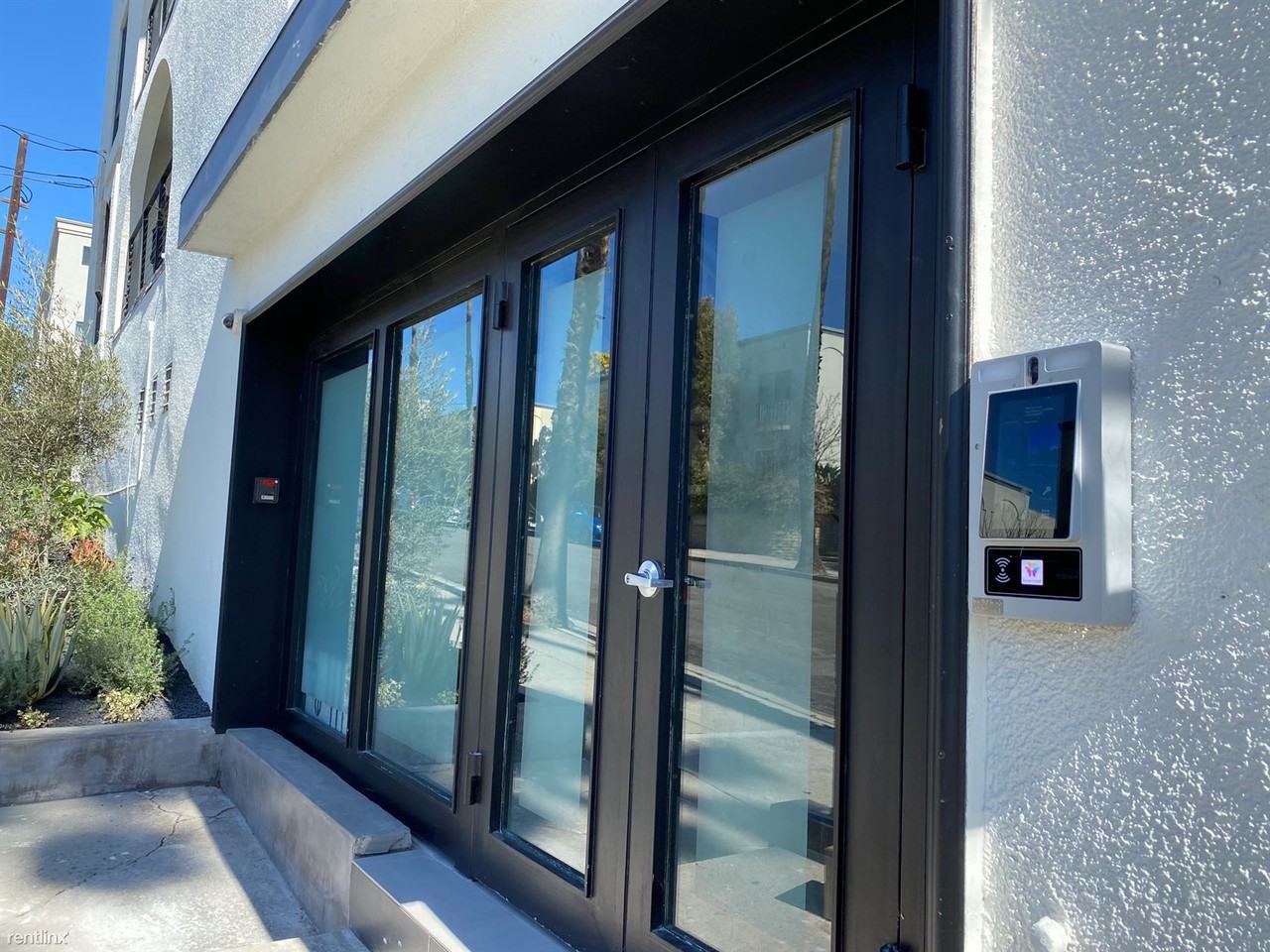 300 Bay St - Photo 2 of 4