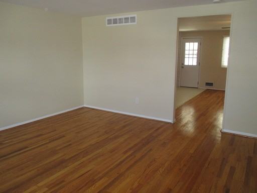 1005 Foxwood Ln - Photo 2 of 21