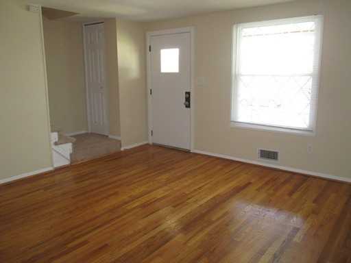 1005 Foxwood Ln - Photo 3 of 21