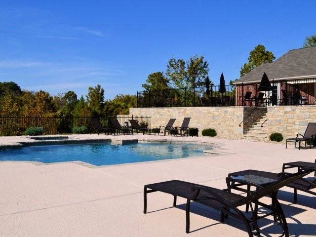 Willowbend Apartments 14343 Willow Bend Park, Town & Country, MO