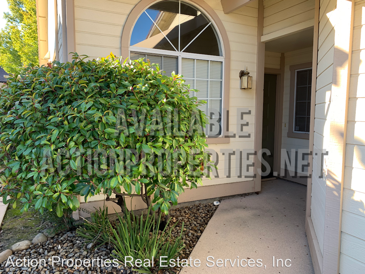 313 Canterbury Ave - Photo 3 of 13