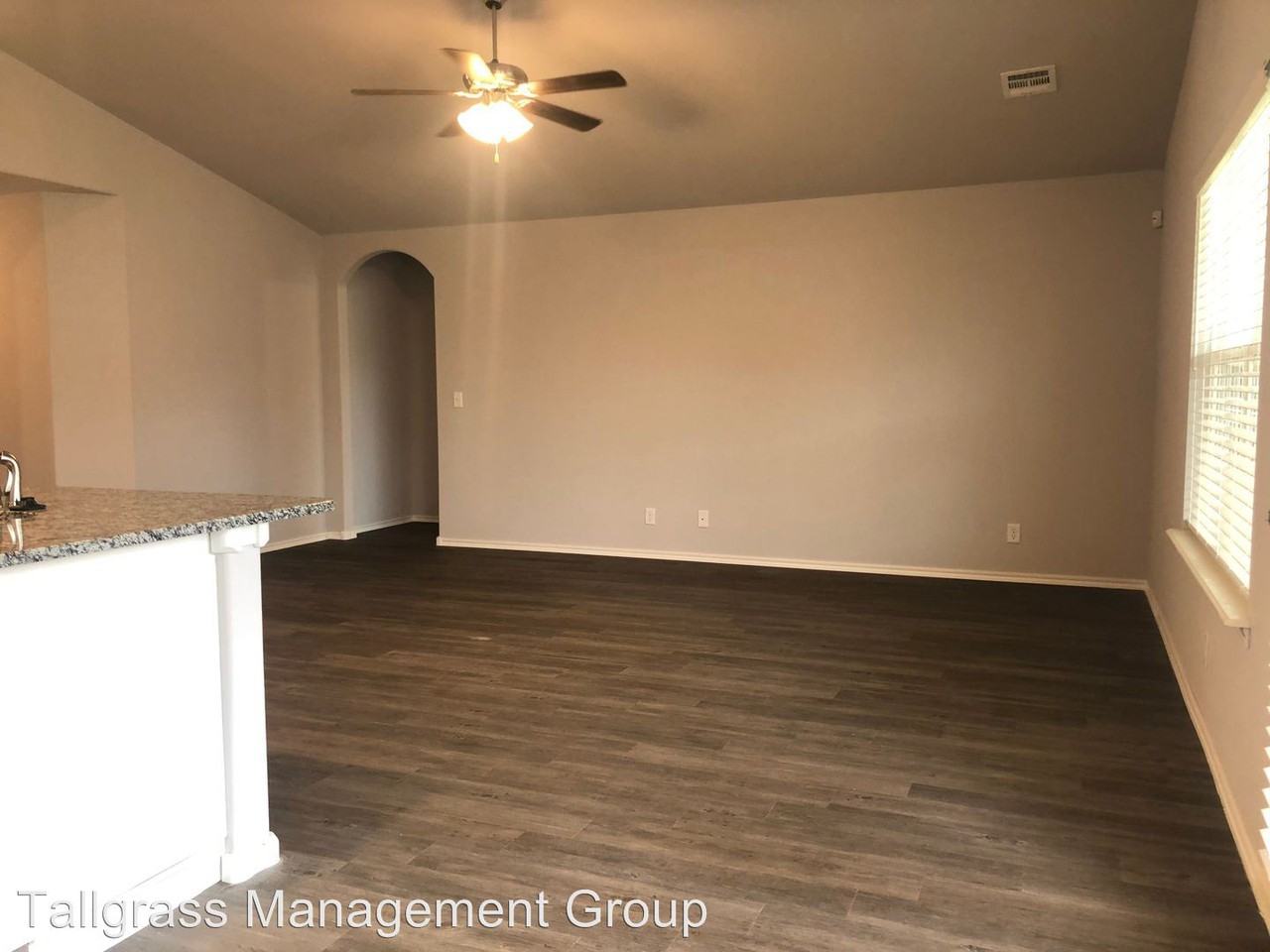 2437 E 7th St S - Photo 2 of 18