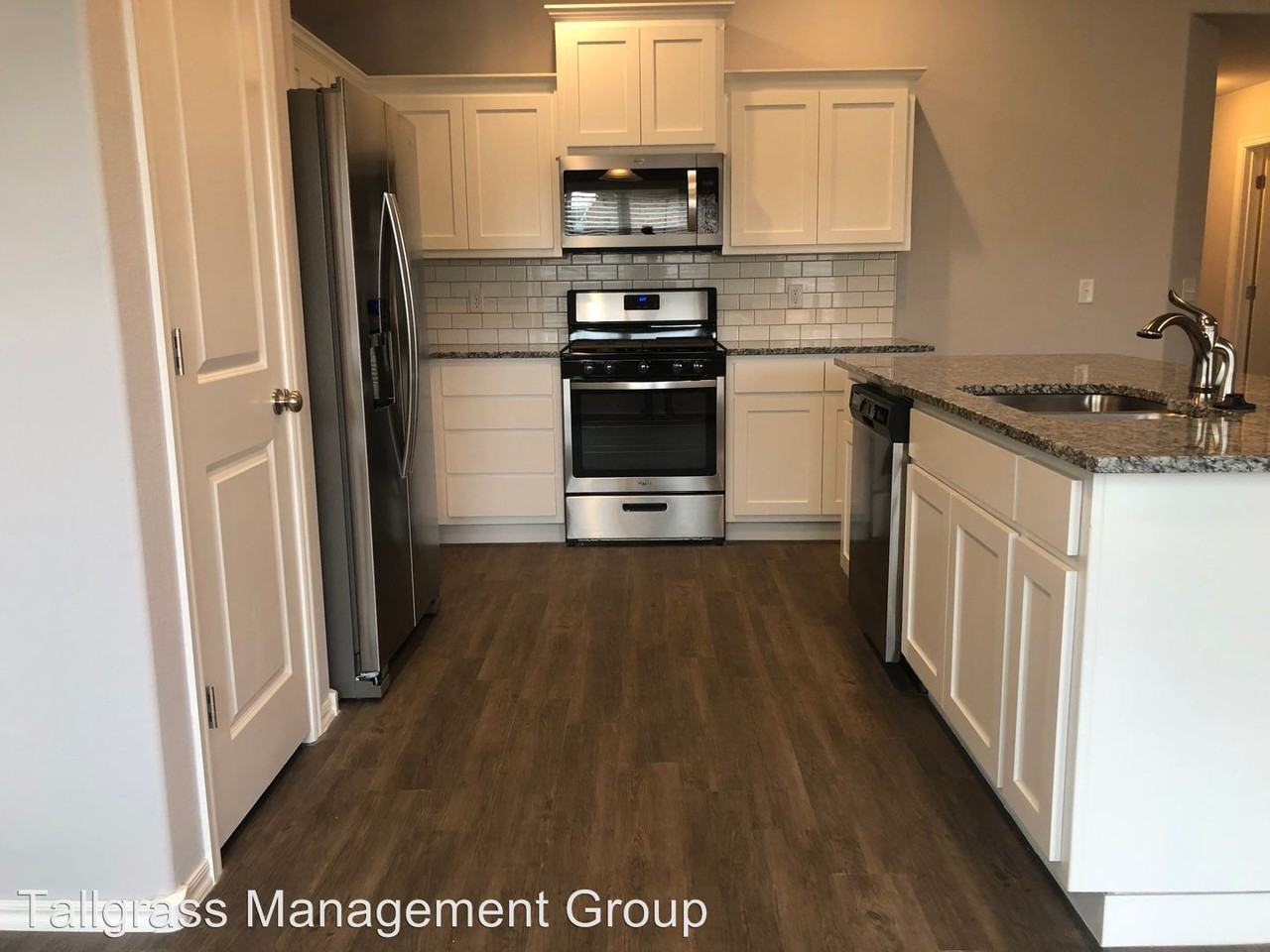 2437 E 7th St S - Photo 3 of 18