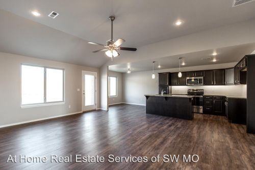 3132 N Oakland - Photo 3 of 23