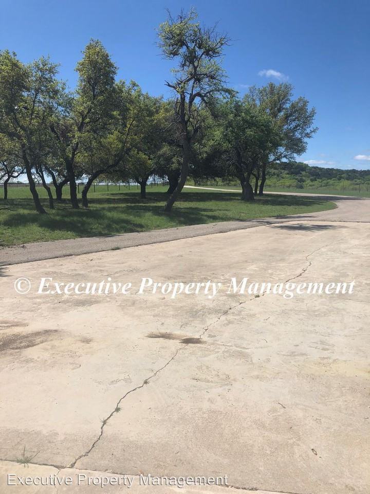 3902 County Road 3640 - Photo 3 of 7