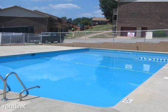 Chateau Glen Oaks - Photo 3 of 18