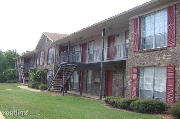 Chateau Glen Oaks - Photo 2 of 18