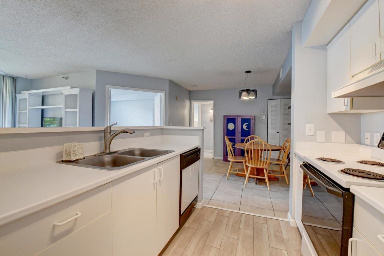 135 Yacht Club Way - Photo 2 of 10