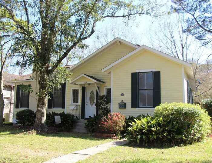 1109 S Court St, Opelousas, LA 70570 3 Bedroom Apartment for Rent