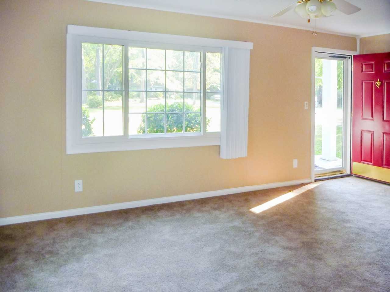 1328 Linden Cir - Photo 3 of 9