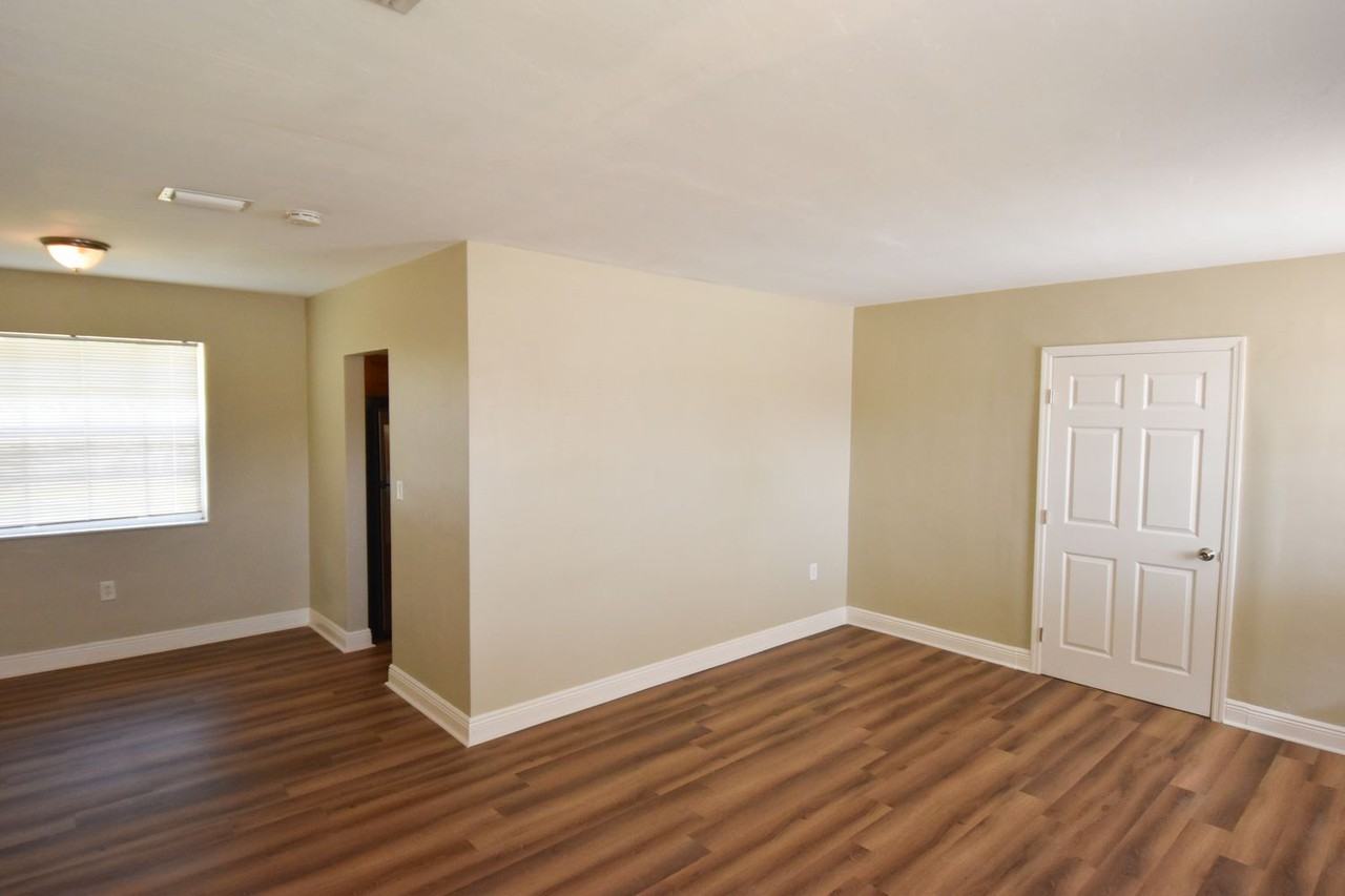 19700 Ne 1st Ct - Photo 2 of 12