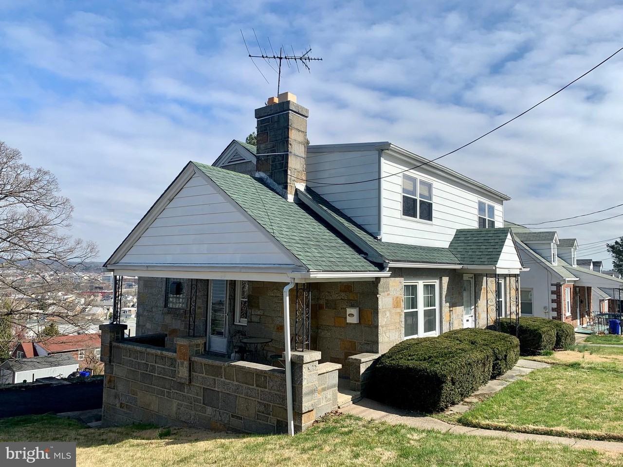 723 Grove Street - Photo 2 of 16