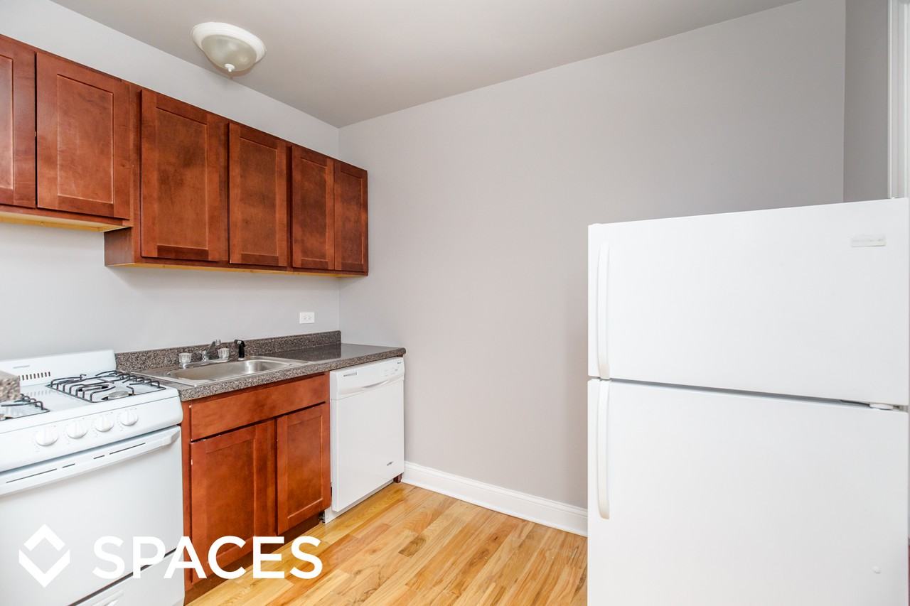 1347 N Dearborn St - Photo 2 of 42