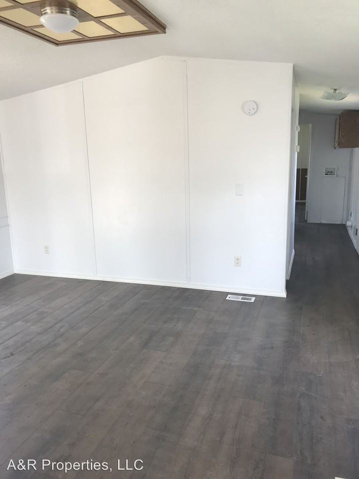 1500 W. 7th St. - Photo 3 of 11