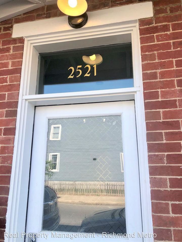 2521 O Street - Photo 3 of 35