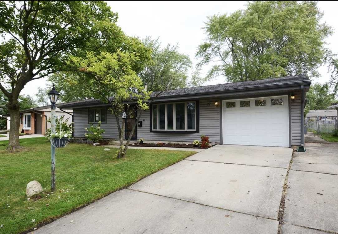 27 Hawthorne Ln - Photo 3 of 4