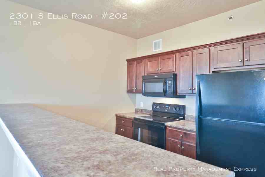 2301 S Ellis Rd - Photo 2 of 26