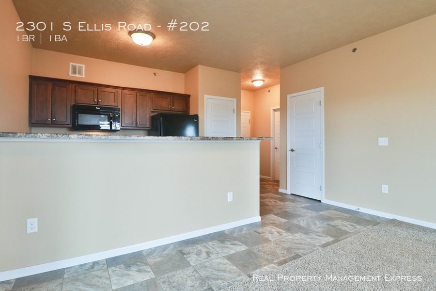 2301 S Ellis Rd - Photo 3 of 26