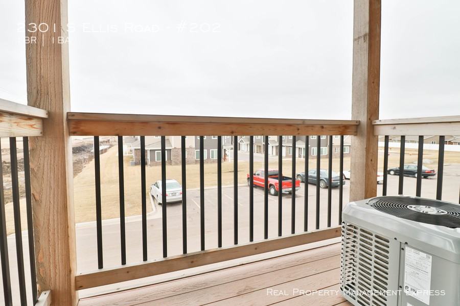 2301 S Ellis Rd - Photo 6 of 26