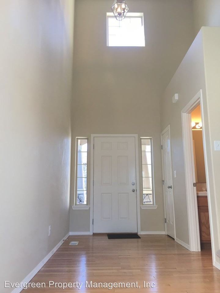 2752 Se Paropa Ave. - Photo 2 of 32