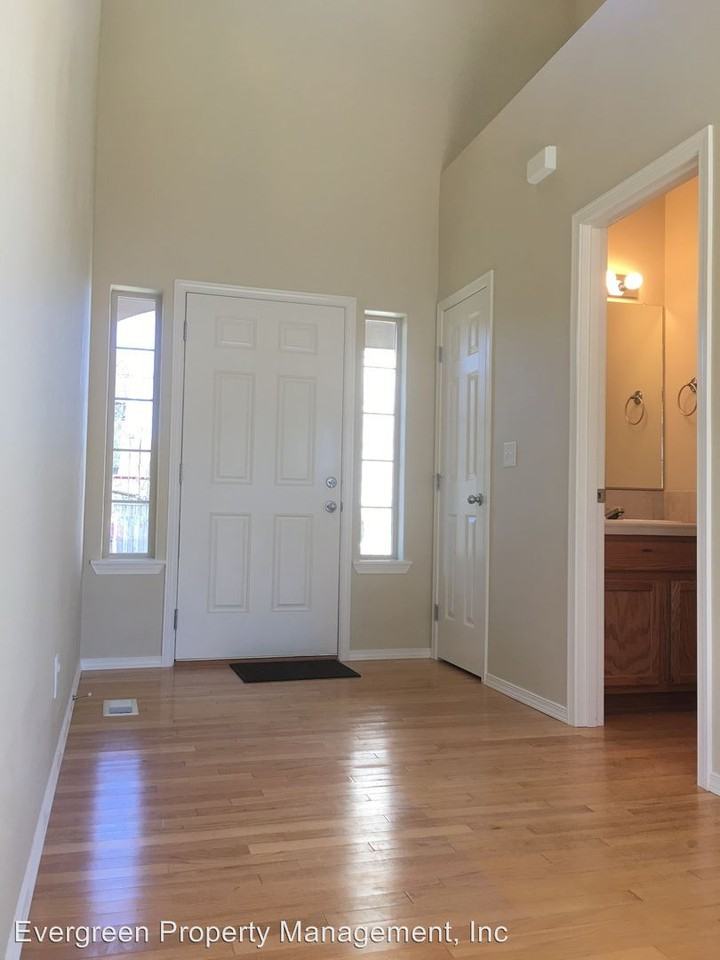 2752 Se Paropa Ave. - Photo 3 of 32