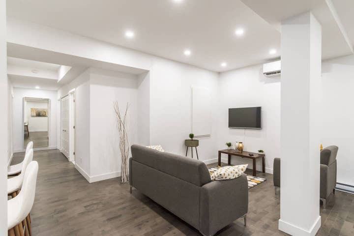 R. Saint-Denis & Rue Gilford #3 - Photo 2 of 17