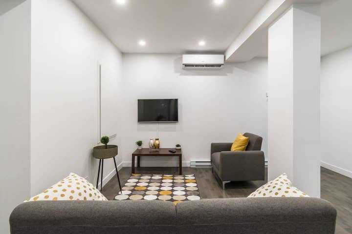 R. Saint-Denis & Rue Gilford #3 - Photo 3 of 17