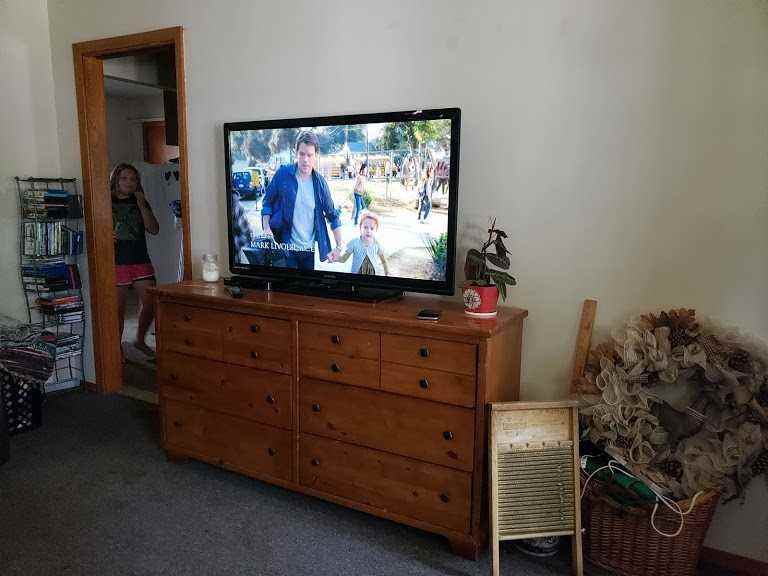 404 E 6th St - Photo 2 of 6