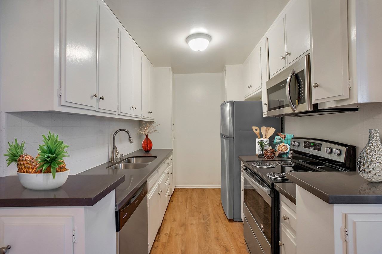 1015-25 S. Barrington - Photo 7 of 15