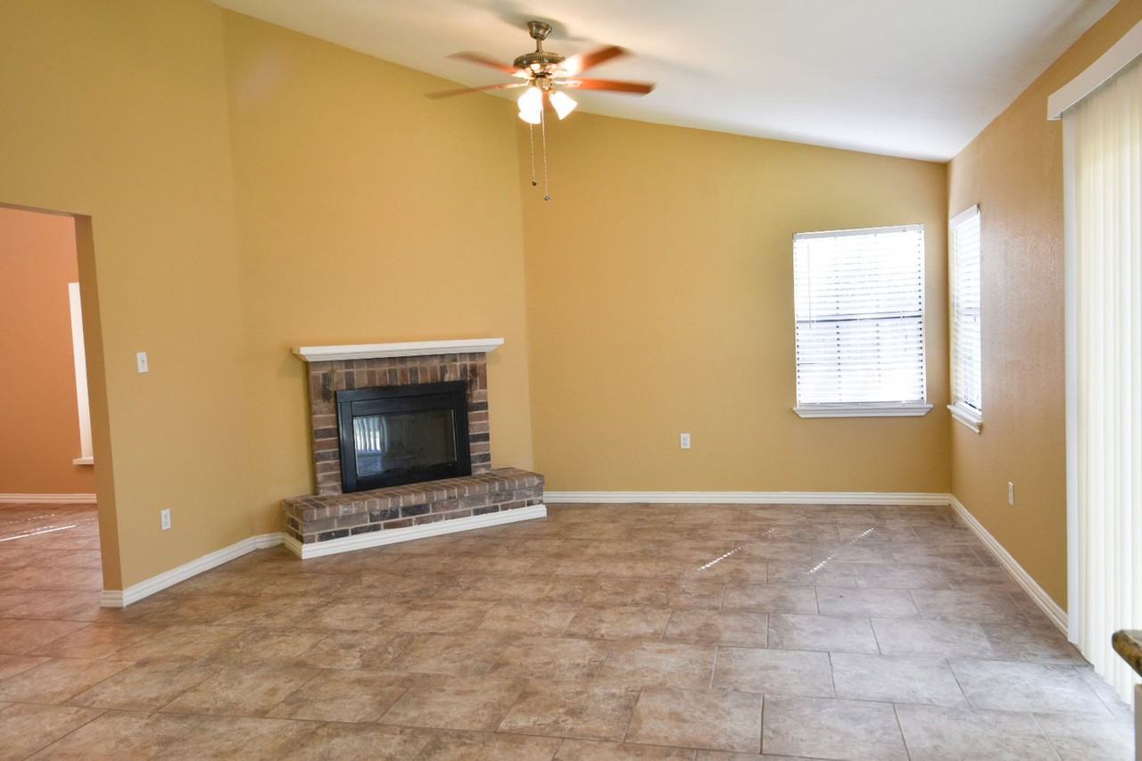 1406 Endicott Dr - Photo 3 of 14